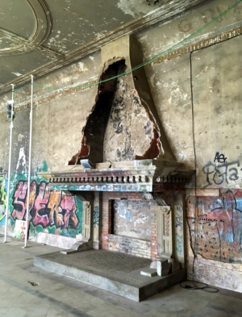 Estado actual de la chimenea del salón de fiestas y diversos puntos de la techumbre con inscripciones franquistas.